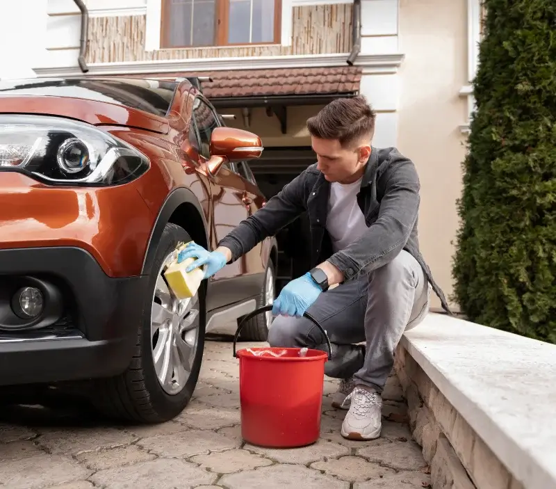 Lavage auto à domicile Entrains-sur-Nohain : professionnel intervenant sur un véhicule